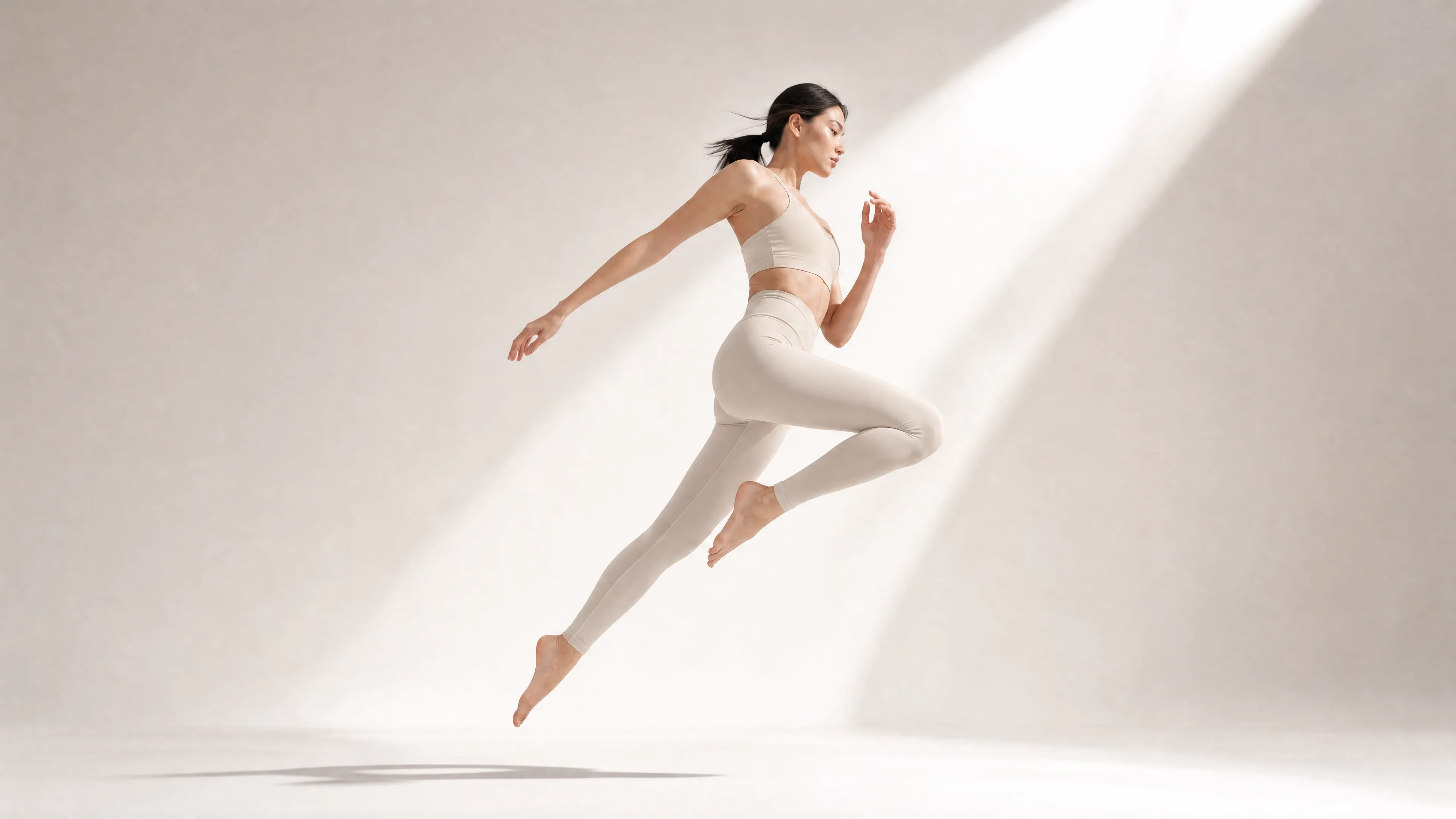 Woman wearing Knot tailored leggings